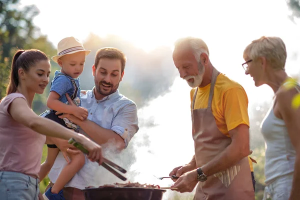 Familia Haciendo Una Barbacoa Fiesta Madre Padre Hijo Abuelos Pie —  Fotos de Stock