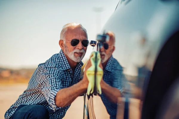 Autolavaggio Uomo Anziano Che Pulisce Sua Auto All Aperto — Foto Stock