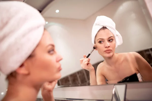 Beautiful Young Woman Applying Makeup Front Her Bathroom Mirror — Stock Photo, Image