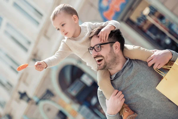 Papai Brincando Com Seu Filho Nos Ombros Andando Por — Fotografia de Stock