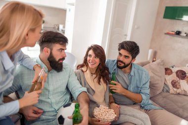 Arkadaşlık, eğlence ve insanlar kavramı mutlu arkadaşlar futbol ya da futbol izlerken TV'de evde oyun.