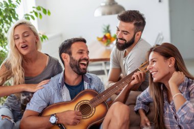 Gitar çalmak ev partide eğleniyor arkadaşlar.
