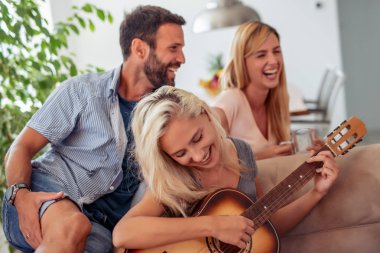 Gitar çalmak ev partide eğleniyor arkadaşlar.