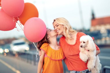 Güzel anne ve kız şehirde eğleniyor..