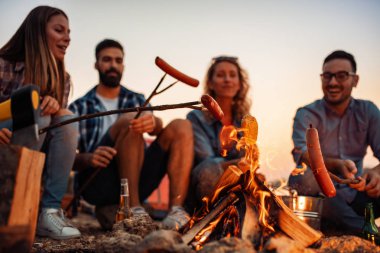 Sahilde Barbekü yapma arkadaş grubu.