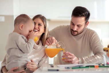 Aile onların mutfakta meyve suyu yapım. İnsanlar, aşk, Aile, gıda ve içecek konsepti.