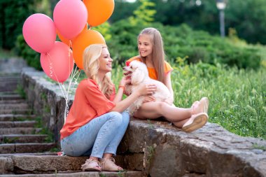 Anne ve kızı parkta eğleniyor. Aile, sevgi ve mutluluk kavramı.