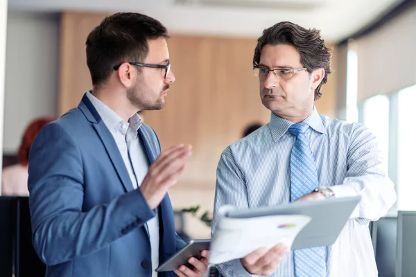 Görüntü iki İşadamlarından yeni proje hakkında tartışıyor.