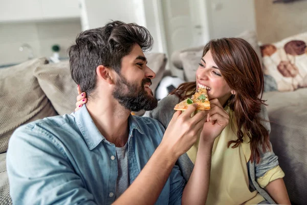 Young Couple Sitting Table Eating Pizza — Stock Photo, Image