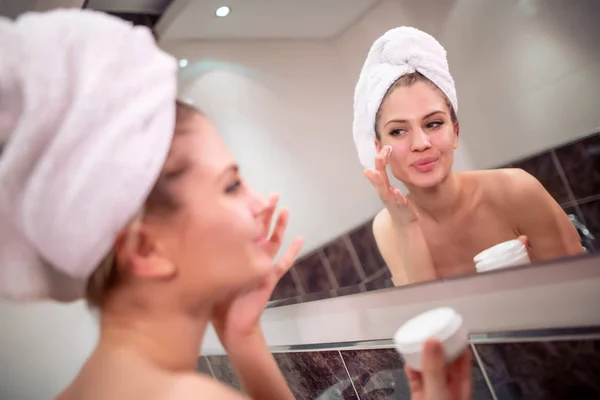 Femme Avec Une Serviette Sur Tête Après Douche Appliqué Crème — Photo