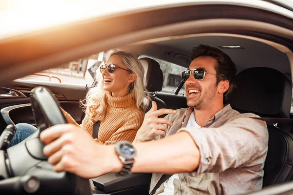 Happy Young Couple Enjoying Long Drive Car — Stock Photo, Image