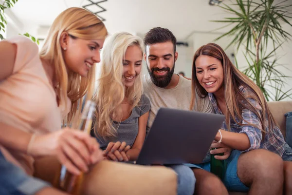 Vänner Titta Fotbollsmatch Hemma Laptop — Stockfoto