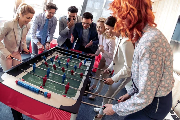 Gente Negocios Que Tienen Gran Tiempo Juntos Colegas Jugando Futbolín — Foto de Stock