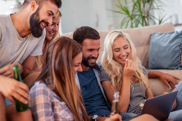 Amigos Viendo Partido Fútbol Casa Ordenador Portátil — Foto de Stock