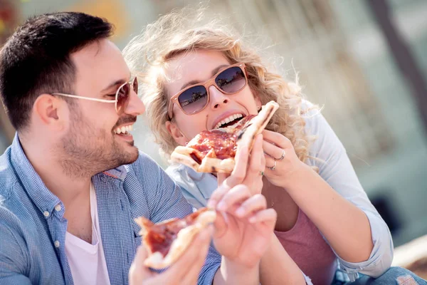 Hermosa Pareja Amorosa Sentado Banco Del Parque Comer Pizza Dating — Foto de Stock