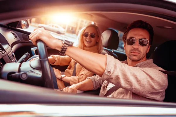 Feliz Joven Pareja Disfrutando Largo Viaje Coche — Foto de Stock