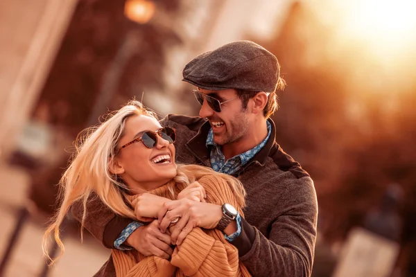 Feliz Joven Pareja Divirtiéndose Aire Libre Sonriendo — Foto de Stock