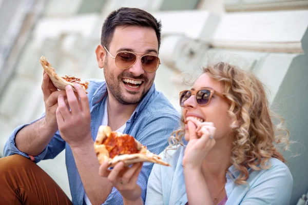 Bankta Oturan Pizza Yemek Güzel Sevgi Dolu Çift — Stok fotoğraf