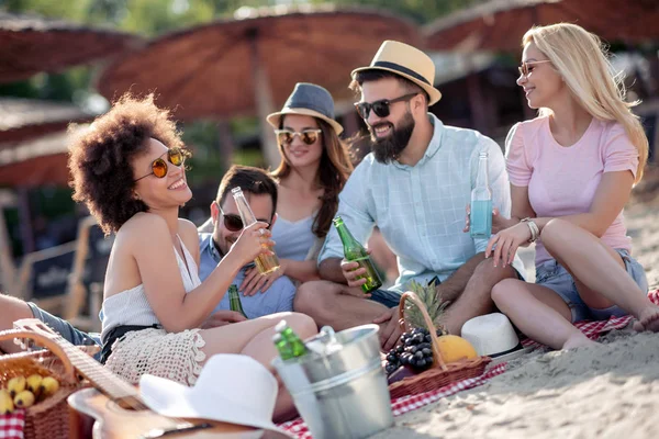 Grupo Jóvenes Atractivos Disfrutando Playa Bebiendo Brindando — Foto de Stock