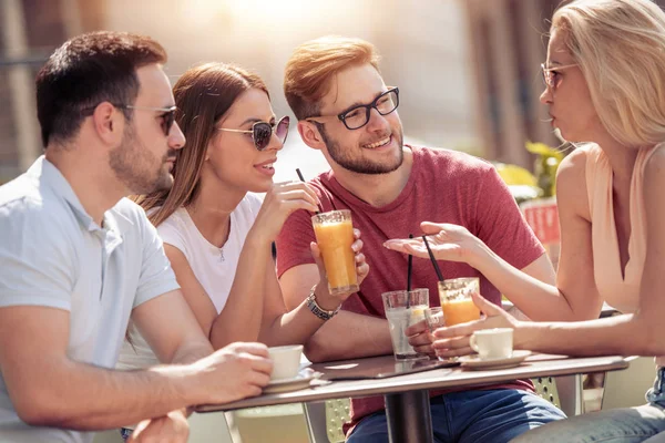 Grupo Quatro Amigos Divertindo Cafe Duas Mulheres Dois Homens Café — Fotografia de Stock