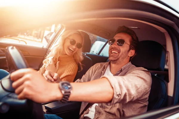 Feliz Joven Pareja Disfrutando Largo Viaje Coche — Foto de Stock