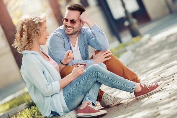 Sorrindo Casal Encantador Conversando Sentados Juntos Livre — Fotografia de Stock