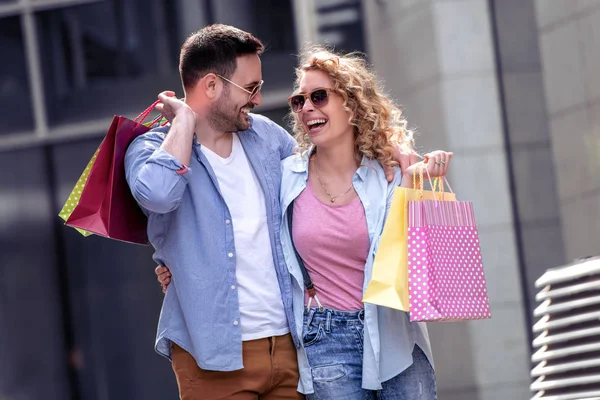 Junges Glückliches Paar Mit Einkaufstüten Der Stadt — Stockfoto