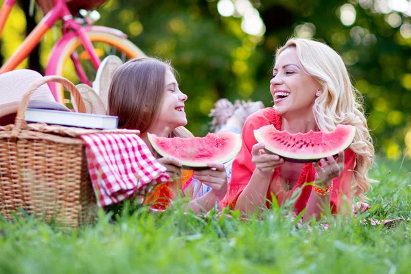 Familie Tijd Moeder Dochter Watermeloen Eten Het Park — Stockfoto