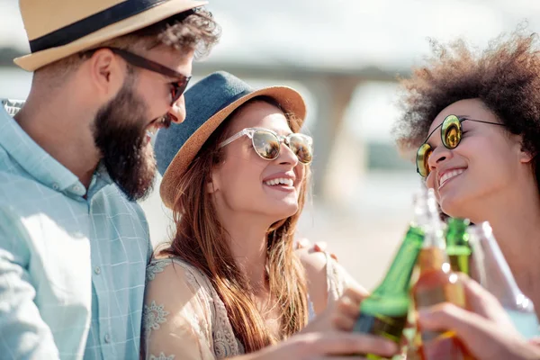 Grupp Vänner Festande Stranden Unga Människor Firar Sommarlovet — Stockfoto