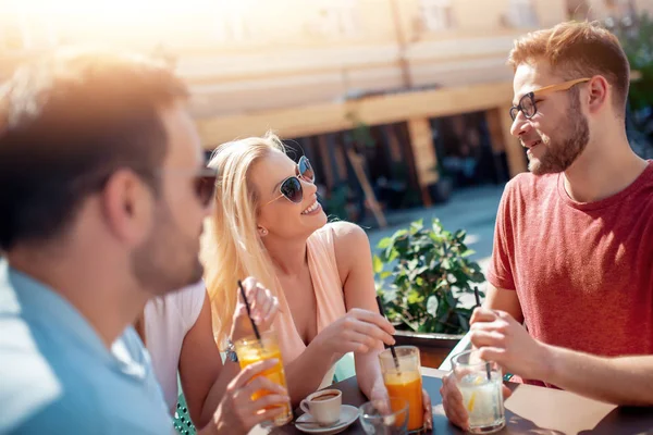 Grupo Cuatro Amigos Divirtiéndose Cafe Two Mujeres Dos Hombres Cafetería —  Fotos de Stock