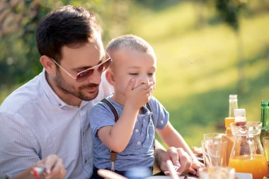 Babası onun küçük şirin çocuk bahçesinde öğle yemeği ile.