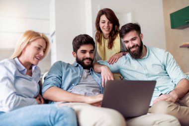 Arkadaşlar laptop futbol maçı izlerken neşeli grup. Spor, insanlar, arkadaşlık ve eğlence kavramı. 