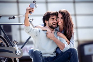 Genç çift merdivenlerde otururken cep telefonunuzun.