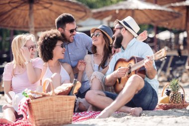 Yaz, tatil, tatil, müzik, mutlu insanlar kavramı-grup arkadaşlar eğlenmeye sahilde gitar ile.