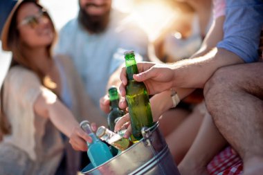 Neşeli grup arkadaşıyla sahilde parti.