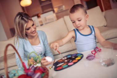 Anne ve oğlu renkli Paskalya yumurta boyama.