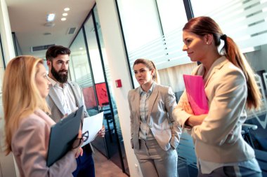 Bir grup meslektaşın ofiste çalışırken birlikte beyin fırtınası yapıyorlar..