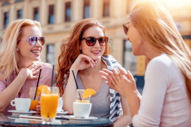 Neşeli arkadaşları kahve, açık havada eğlence içmek. Dating, tüketim, gıda ve yaşam tarzı kavramı.