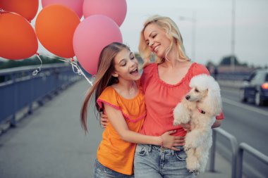 Genç anne ve kızı şehirde zevk.