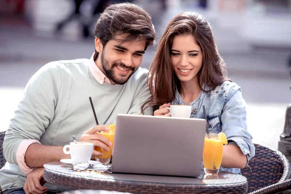 Schönes Paar Sitzt Coffeeshop Und Verbringt Zeit Miteinander Bei Kaffee — Stockfoto