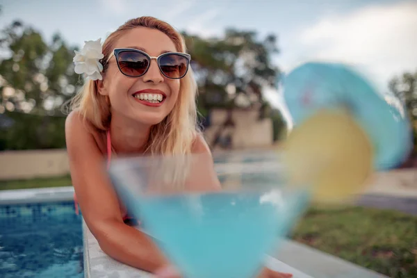 Mulher Bonita Desfrutando Férias Verão Beber Coquetéis — Fotografia de Stock