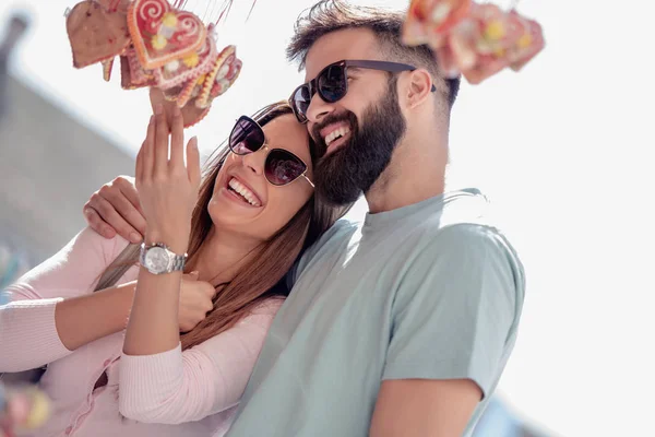 Verliefde Paar Staat Straat Voor Een Stand Met Lollies — Stockfoto