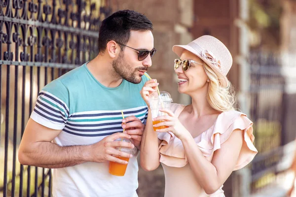 Pareja Joven Bebiendo Jugo Saludable — Foto de Stock