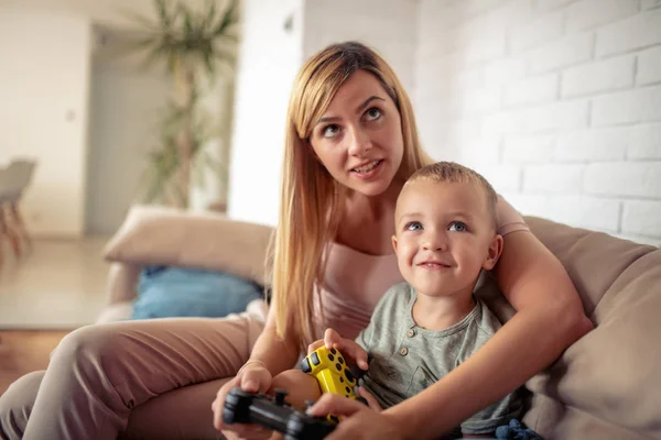 Madre Suo Piccolo Figlio Giocare Videogiochi Casa — Foto Stock