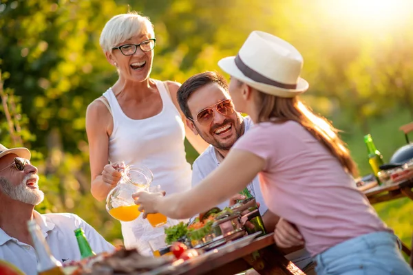 夏に庭で昼食をとる家族 — ストック写真