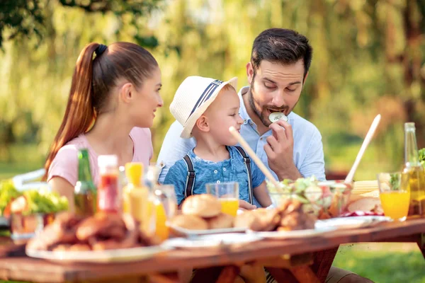 Family Having Barbecue Garden Eating Having Fun Together Leisure Holidays — Stock Photo, Image