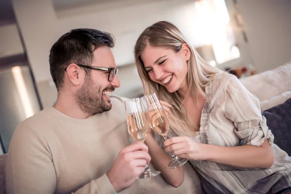 Imagen Una Encantadora Pareja Bebiendo Vino Mientras Abraza Sala Estar — Foto de Stock