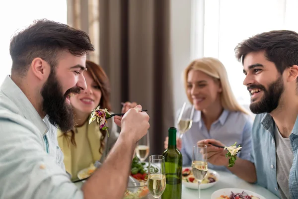 Grupo Amigos Celebran Con Alcohol Comida Mesa Comedor — Foto de Stock