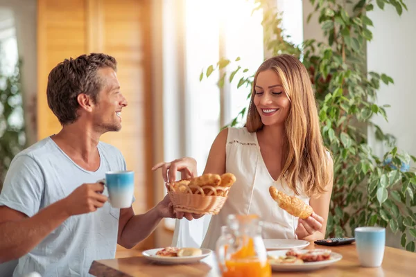 Casal Tomando Café Manhã Cedo Casa — Fotografia de Stock