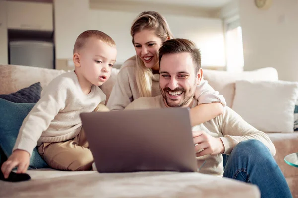 Padres Felices Con Hijo Usando Portátil Sala Estar — Foto de Stock